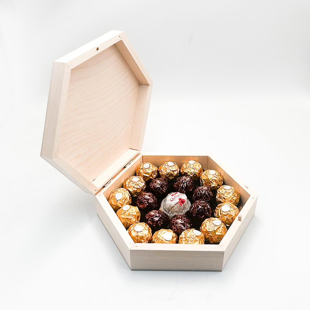 czekoladki Ferrero w drewnianej skrzynce